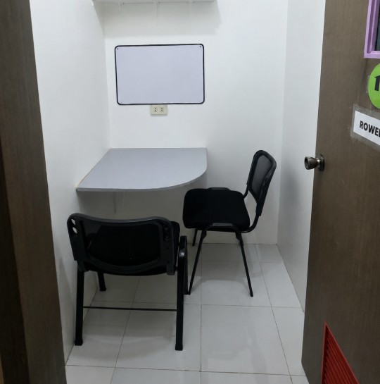 A 1:1 lesson room with a whiteboard, a desk and two chairs