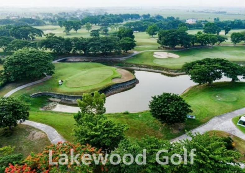 Pemandangan udara lapangan Lakewood Golf dengan green di samping danau dan tulisan Lakewood Golf