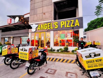 Gerai Angel’s Pizza dengan motor pengantar yang terparkir di depannya