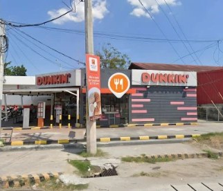Gerai Dunkin’ di pinggir jalan