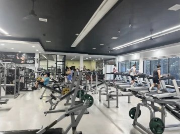 Pusat kebugaran dengan deretan treadmill dan alat olahraga