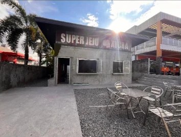 Kafe Super Jeju Matcha dengan meja di luar ruangan