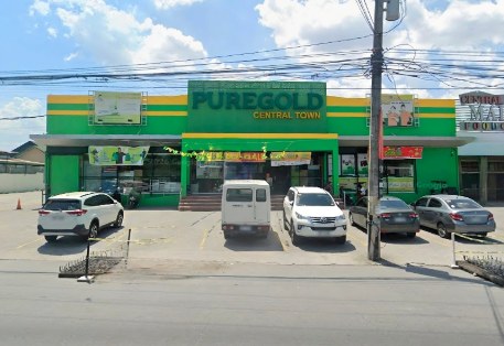 Gedung supermarket Puregold dengan area parkir di depannya