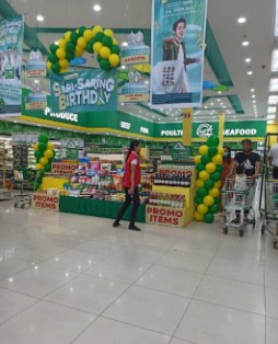 Bagian dalam Puregold yang dihias balon