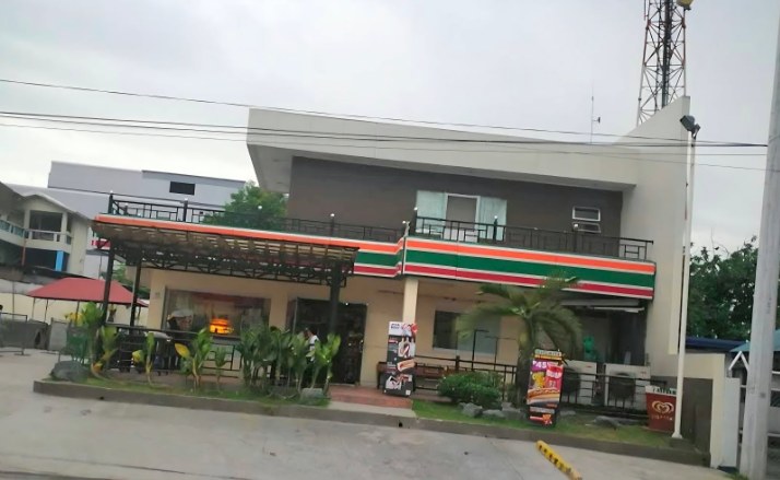Minimarket 7-Eleven di lantai dasar gedung dua lantai