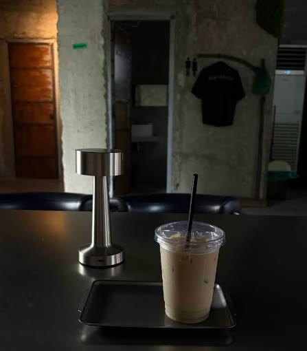 Es latte di meja kafe