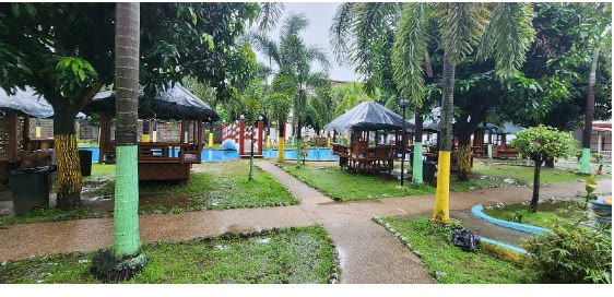 Kolam renang dan gazebo terlihat dari kantin setelah hujan