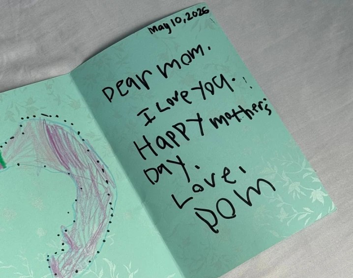 「Dear mom, I love you. Happy mother’s day.」と書かれた子どもの手書きのカード
