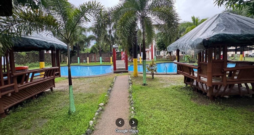 Kolam renang dan gazebo di area HANA Academy