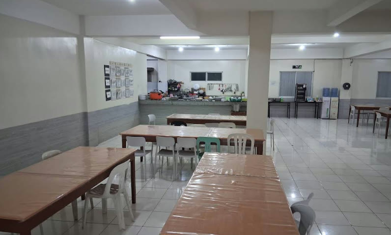 Meja makan dan dapur di kafetaria sekolah