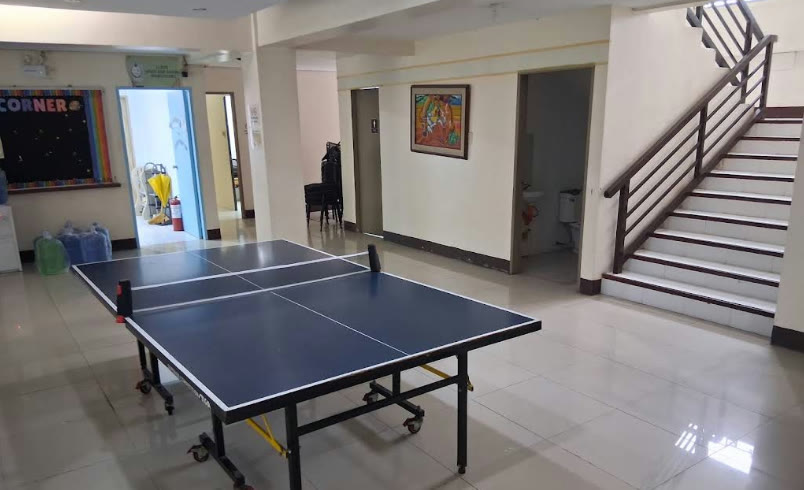 Meja tenis meja dan tangga di lobi