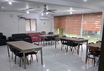 Lounge siswa dengan sofa dan meja panjang