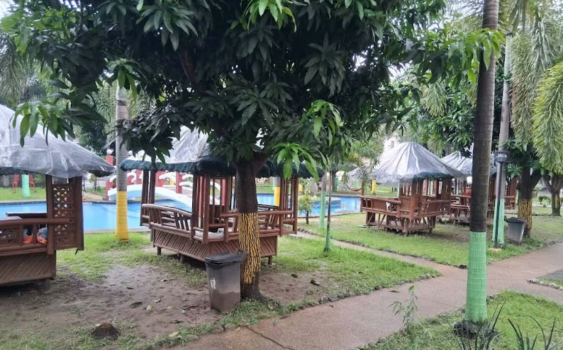 Kolam renang dan gazebo di area HANA Academy