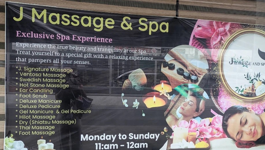 لافتة J Massage & Spa تعرض أنواع المساج وساعات العمل