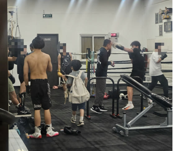 Para anggota berlatih di ring gym tinju