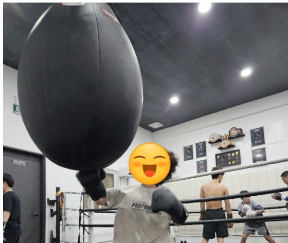 Seorang anak memukul speed bag di gym tinju