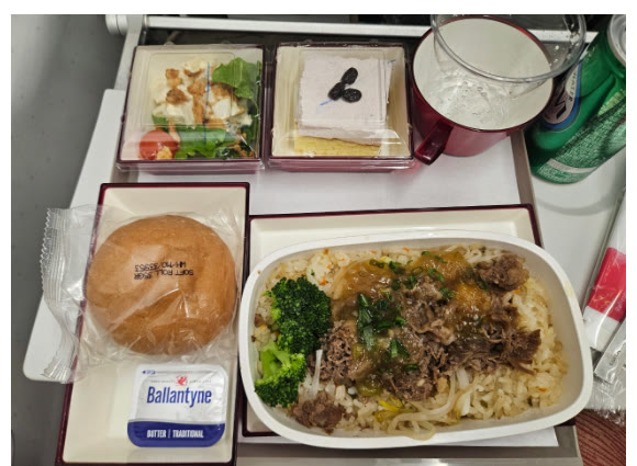 Makanan di pesawat pada penerbangan malam ke Clark