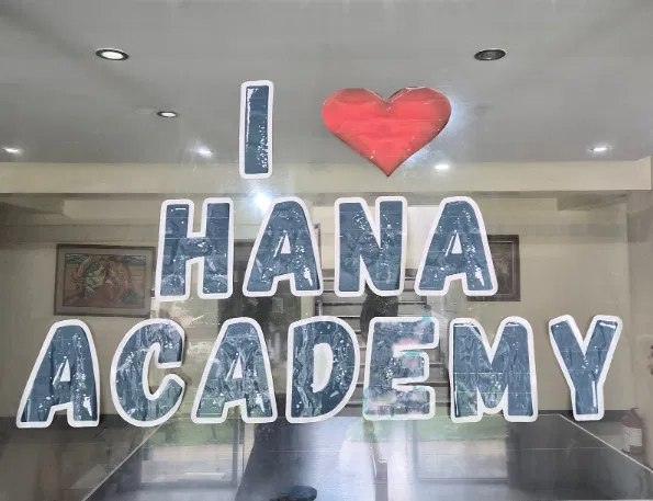 Papan I♥HANA ACADEMY di lobi HANA Academy