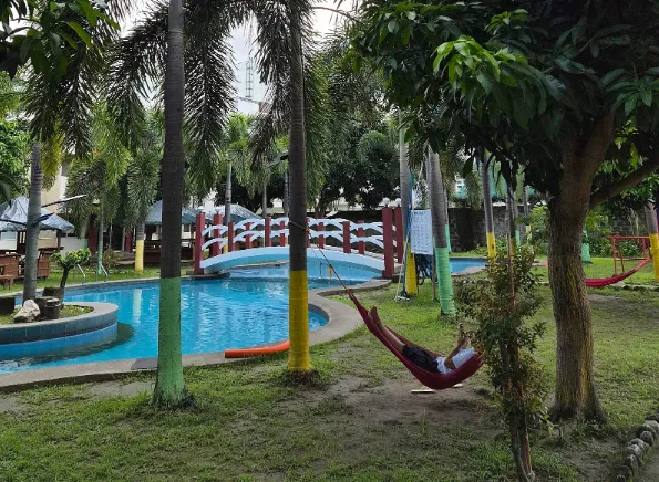 Kolam renang dan hammock di HANA Academy