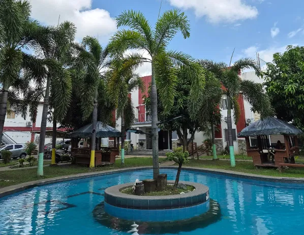 Pemandangan kolam renang HANA Academy