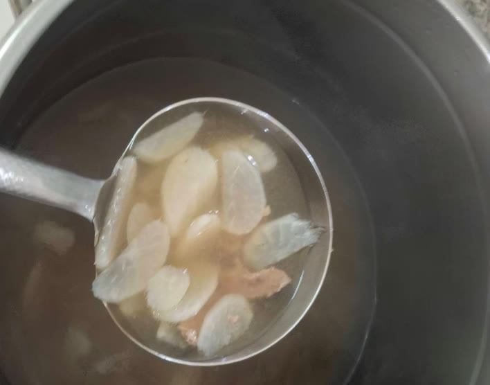 Satu sendok sayur sup lobak