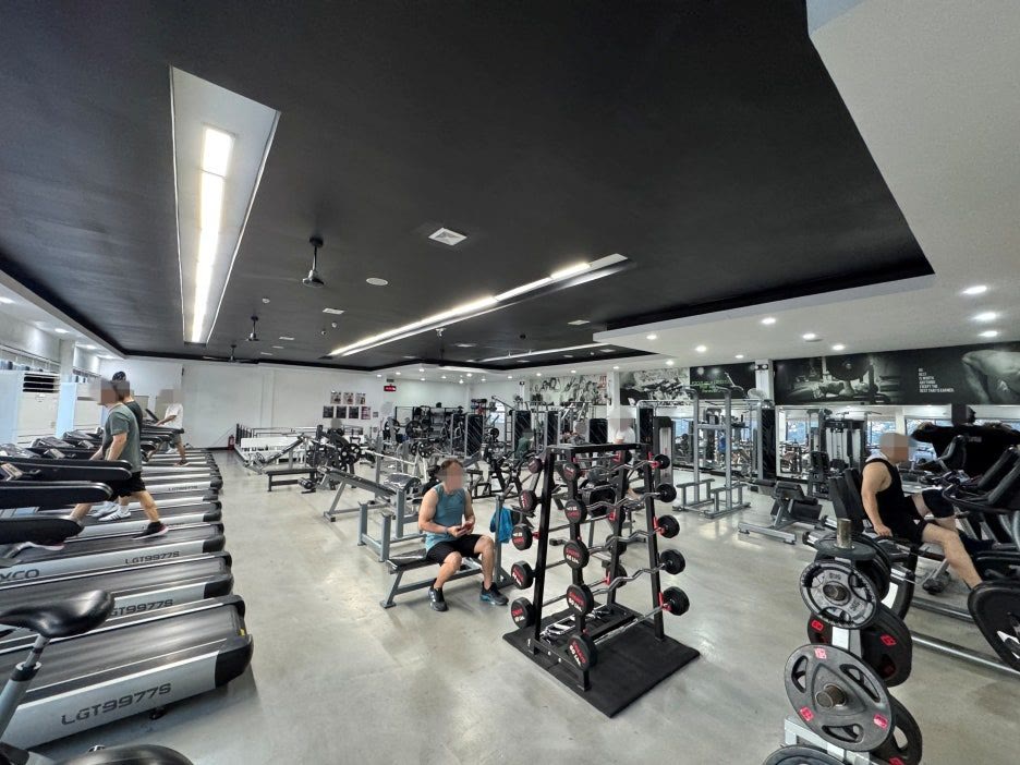 Gedung Running Man Gym dan tempat parkir