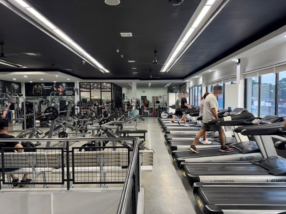 Treadmill dan alat di dalam Running Man Gym